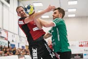 Der Gossauer Flügel Cornel Bucher (links) im Kampf mit dem Thuner Luca Linder. (Bild: Raphael Moser)