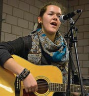 Glockenhelle Stimme: Sonja Geiger übt an der Gitarre für ihren grossen Auftritt. (Bild: Christa Kamm-Sager)