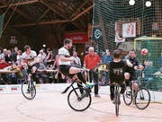 Weltklasse in der Rüegerholzhalle: Die WM-Zweiten aus Höchst (schwarz) setzen sich gegen die Weltmeister aus Stein durch. (Bild: Mario Gaccioli)
