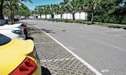 Die mobile Veloparkieranlage vor der Badi (Mitte). (Bild: Max Eichenberger)