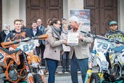 Willy Läderach überreicht Silvana Tschudi von der Regierungskanzlei die Unterschriften im Beisein der Motocross-Fahrer Andi Baumgartner und Yves Furlato sowie einem Pro-Komitee unter anderem mit den Nationalräten Hansjörg Brunner und Verena Herzog. (Bild: Andrea Stalder)