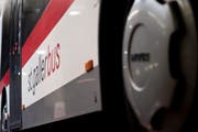 Zwei Busse der St.Galler Verkehrsbetriebe sind vor der Halle 4 mit Knallkörpern beschossen worden. (Bild: Urs Jauda/Archiv)