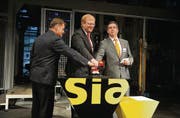 Sia-Produktionschef Donat Frei, Bosch-Bereichsvorstand Stefan Hartung und Sia-CEO Stephan Keller lassen die neue Anlage laufen. (Bild: Nana do Carmo)