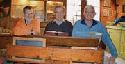 Jörg Schaub, Sammlungsbetreuer, Hansruedi Rast, Präsident Zürcher Unterländer Museumsverein, und Felix Meier, Sammlungsbetreuer, drücken noch einmal die Schulbank im Heimatmuseum in Oberweningen (von links).