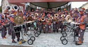 Nach dem Umzug versammelten sich die Guggen für ein Konzert. (Bild: Kurt Lichtensteiger)
