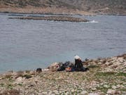 Die Flüchtlinge auf der Insel Glaros, von dort aus sieht man auf die Insel Agathonisi mit der Fischfabrik. (Bild: zVg)