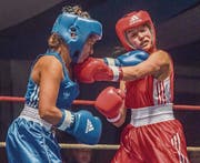 Schläge bis zum Nasenbluten: Auch die Boxerinnen schenkten sich nichts. (Bild: Reto Martin)