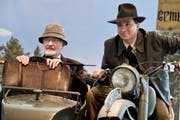 Sammler Andreas Dragone als Indiana Jones auf dem bekannten Motorrad mit Seitenwagen im Museum für Archäologie. Neben ihm ist Antonio Guarino, Doppelgänger von Sean Connery, der Indiana Jones’ Vater spielt. (Bild: Donato Caspari)