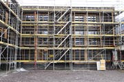 Nur an der Westfassade (Bild) sind die Fenster bereits fertig eingebaut, an den anderen Fassaden fehlen sie grossteils noch. (Bild: Thomas Schwizer)