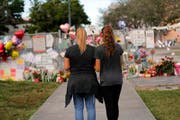 Gedenkstätte ausserhalb der Marjory Stoneman Douglas High School, wo 17 Studenten von einem ehemaligen Schüler erschossen wurden. (Bild: GERALD HERBERT (AP))