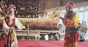 Das Urnäscher Bloch als Kulisse für chinesisches Theater. (Bild: Andy Lehmann)