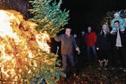 «Christbaumverbrennete» in Mattwil: Anwohner bringen nebst Baum auch Essen und Getränke mit, um die Tradition zu feiern. (Bild: Donato Caspari)