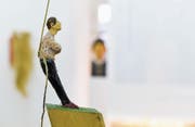 Traurige und fröhliche Überraschungsmomente aus Holz: Johannes Hepps Skulpturen in Frauenfeld. (Bild: Donato Caspari)