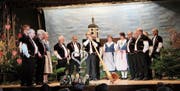 Die Berner Jodler werden von Ueli Liniger am Alphorn begleitet. (Bild: Manuela Olgiati)