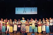 Mit Inbrunst gesungen: Der Zauber der Südsee wehte durch die Mehrzweckhalle in Wigoltingen. (Bild: Claudia Schumm)
