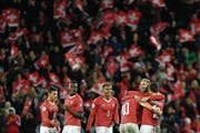 Die Schweizer Nationalmannschaft feiert in Basel die WM-Qualifikation. (Bild: Keystone)