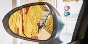 Gelbe Mikrofaser-Bändel im Rückspiegel: Das Ende der Waschstrasse ist erreicht. (Bild: Reto Martin (Reto Martin))
