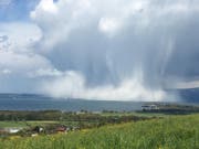 Spektakel über dem See: Viele Leute wurden auf die Schneewolke aufmerksam - Kurt Abderhalden fotografierte sie. (Bild: Leserbild/Kurt Abderhalden)