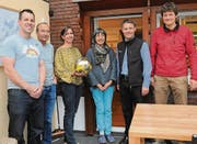 Die Familien Hasler und Kohler sind Premieren-Preisträger des Vereins Solardorf Rehetobel – dieser wird vertreten von Christian Eisenhut und Andreas Zech (Erster und Zweiter von rechts). (Bild: pf)