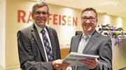 Peter Greuter war bis zur Amtsübergabe 26 Jahre Bankleiter in Berg, sein Nachfolger Daniel Schwander nur deren zwei. (Bild: Mario Testa (24.11. 2014))