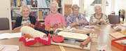 Salami, Bratwurst-Schnecke und Cervelat: Hedy Braun, Elsi Fröhlich, Cecile Schwarz und Ursula Riedener stricken im Altersheim Sunnewies Würste aus Wolle. (Bild: Daniela Ebinger)