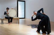 Caroline Chevat trommelt, Claudia Heinle tanzt. (Bild: Inka Grabowsky)