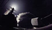 Von einem amerikanischen Zerstörer im Mittelmeer werden Marschflugkörper abgefeuert. (Bild: Kyle Soard/EPA)