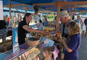 Am Dorfmarkt in Altnau wird frisches Brot verkauft. (Bild: PD)
