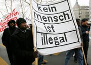 Eine Demo für Migranten ohne Aufenthaltsbewilligung: Rund 76'000 Papierlose leben derzeit in der Schweiz. (Bild: STEFFEN SCHMIDT (KEYSTONE))