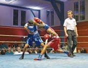 Yves Kusongi vom Swiss Boxing Team (rot) und sein bosnischer Gegner Adem Fetahovic schenken sich im Ring nichts. (Bild: PD)