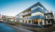 Beim Zentrum für Wohnen im Alter in Bottighofen herrscht reger Betrieb. Einige Mieter sind schon eingezogen. (Bild: Reto Martin)