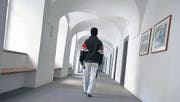 Kontakt zur Aussenwelt knapp gehalten: Ein eingewiesener junger Mann im Massnahmenzentrum Kalchrain. (Archivbild: Nana do Carmo)