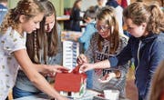 Sara, Joy, Tamara und Amy bauen an ihrem Legohaus. (Bild: Mario Testa)