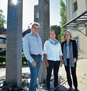 Gemeindepräsident Erich Baumann mit den Gemeinderätinnen Jasmine Schönholzer und Barbara Keller Foletti vor dem Gemeindehaus Bürglen. (Bild: Mario Testa)
