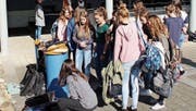 Die Schülerinnen begutachten gespannt einen Solarkocher. (Bild: PD)
