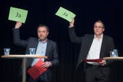 Daniel Lehmann (links) und Wolfgang Giella sind sich beim Standort des Alterszentrums einig. (Bild: Urs Bucher)