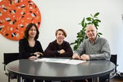 Andrea Hofmann, Leiterin des Kinderrats, Pumptrack-Co-Initiant Florian Kaiser und Markus Kutter, Leiter des zuständigen Amts für Gesellschaft und Integration. (Bild: Samuel Koch)