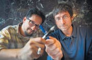 Stehen zu und für Mocmoc: Die beiden Künstler Johannes Hedinger und Marcus Gossolt, besser bekannt als Künstlerduo Com&Com. (Bild: Urs Bucher)