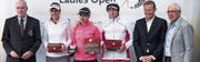 Sie freuen sich auf ein Wiedersehen bei der VP Bank Ladies Open im Mai 2018 mit dem Finalsonntag, von rechts: OK-Präsident Guido Mätzler, Christoph Mauchle (Mitglied Group Executive Management der VP-Bank-Gruppe) sowie die drei Erstklassierten dieses Jahres und ASG-Präsident Jean-Marc Mommer (links). (Bild: Alex Mitrea)