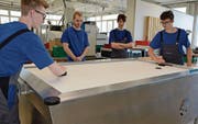 Auf dem Airhockeytisch, den die Lernenden von Huber+Suhner entwickelt haben, können die Ausstellungsbesucher spielen. (Bild: KER)