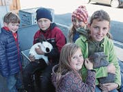 Gian Martìn, Marvin, Leonie, Mina und Leoni (von links) mit Kalifornier Kleinsilberkaninchen, weiss und havannafarben. (Bilder: Silvia Frick)