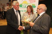 Alt Nationalrat Hansjörg Walter und seine Frau Madeleine nehmen den Dank des SVP-Präsidenten Ruedi Zbinden entgegen. (Bild: Christof Lampart)