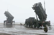 Deutsche Soldaten präsentieren bei einer Demonstration zwei Patriot-Raketensysteme. Solche Raketen sind auch in der Schweiz ein Thema. (Bild: Sean Gallup/Getty (Warbelow, 18. Dezember 2012))