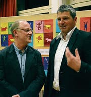 Schulpräsident Reto Brändle und Schulleiter Markus Rüegge besprechen die Versammlung. (Bild: Rahel Haag)