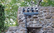 Die neuen LED-Strahler – hier jene an der westlichen äusseren Mauer – setzen das Schloss ins rechte Licht. (Bild: Hanspeter Thurnherr)