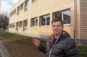 Unternehmer Ralph Weber vor dem Pavillon an der Neugasse in Bazenheid, der das Gerichtsverfahren ausgelöst hat. (Bild: Simon Dudle)
