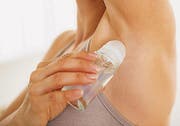 Der Bund will genauer wissen, ob Aluminiumsalze in Deodorants krebsfördernd sind. (Bild: Fotolia)