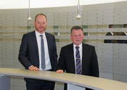 Bankdirektor Beat Bollinger (links) und Verwaltungsratspräsident Erwin Scherrer freuen sich über ein erfolgreiches Geschäftsjahr. (Bild: gia)