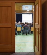 Kommunale Politik sorgt immer weniger für grosse Publikumsaufmärsche wie hier an der Gemeindeversammlung im bündnerischen Sedrun im Januar 2015. (Bild: Gian Ehrenzeller/Keystone (16. Januar 2015))