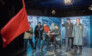 Lenin (Daniel Raillard) drückt dem Toggenburger Ex-Verdingbub Dimitri (Ramon Stadler) Revolutionsorden an die Brust. (Bild: Urs Bucher)